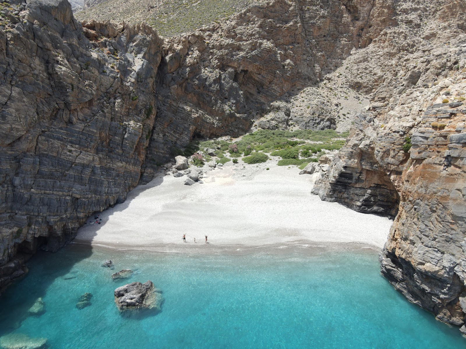 Foto van Kaminaki beach met kleine baai