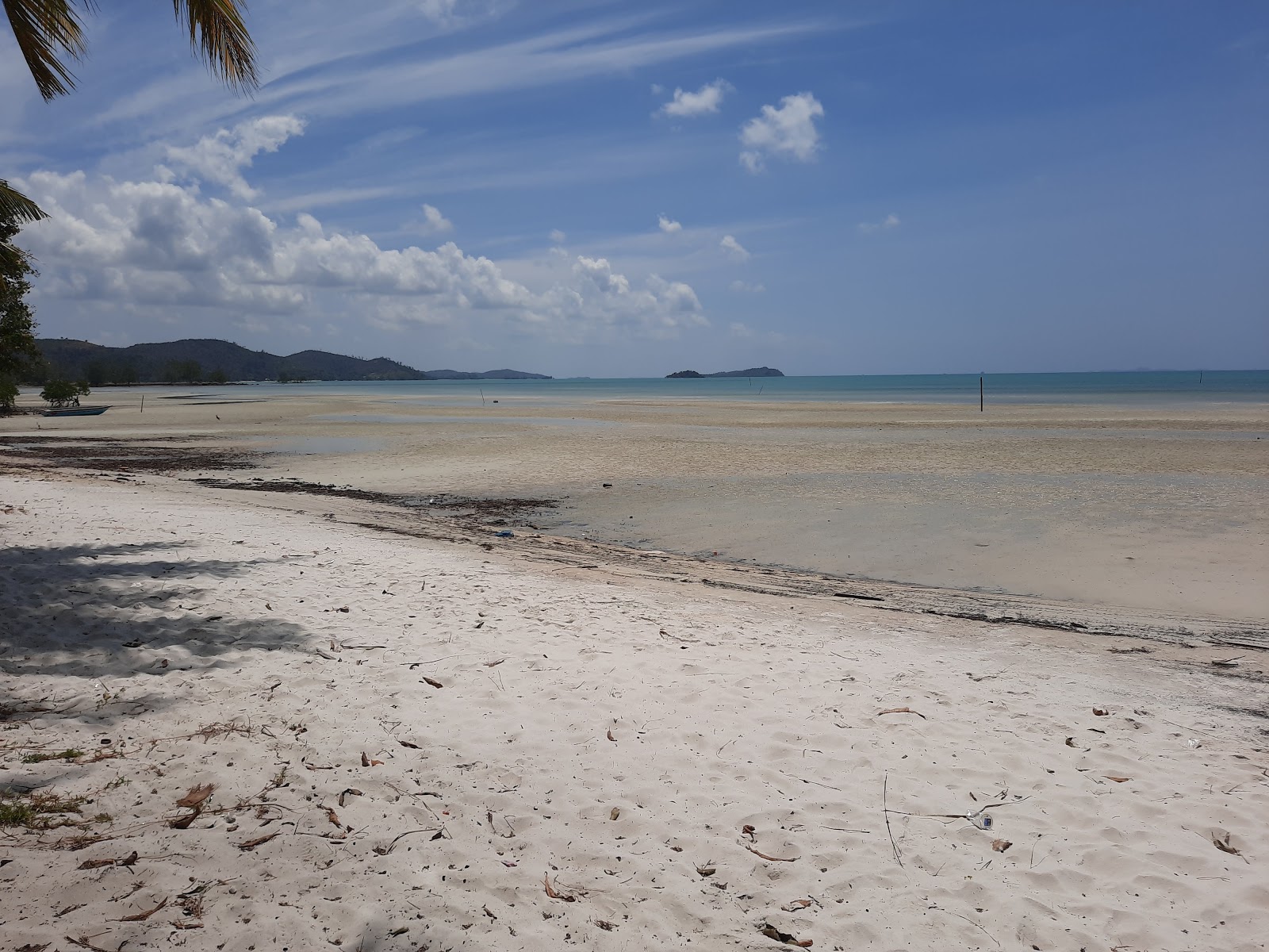 Foto di Tiga Putri Beach con una superficie del sabbia luminosa