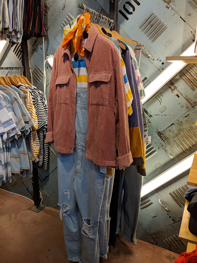 Clothing Store «Urban Outfitters», reviews and photos, 1140 Bardstown Rd, Louisville, KY 40204, USA