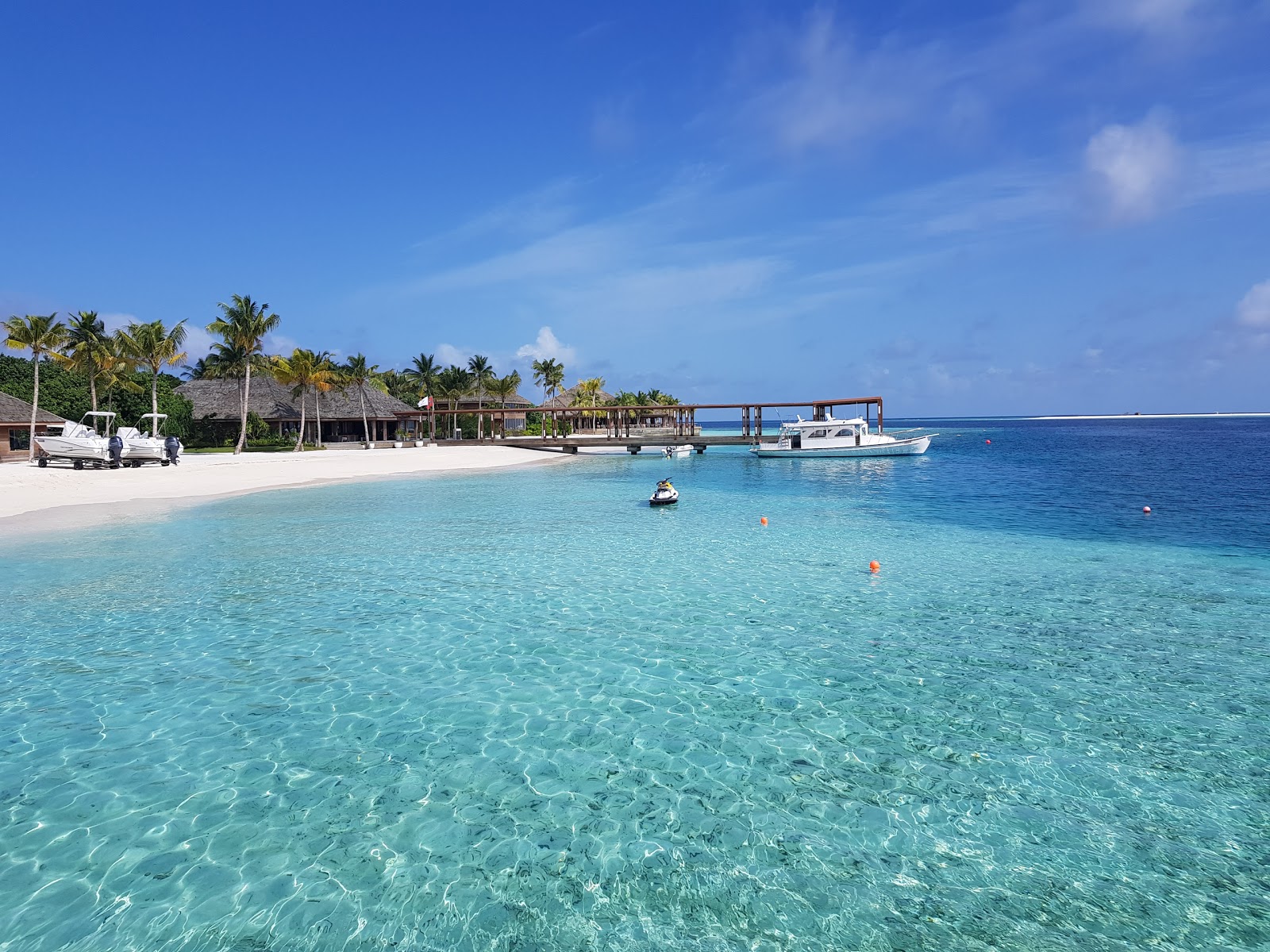 Foto von Huruvalhi Island Strand und die siedlung