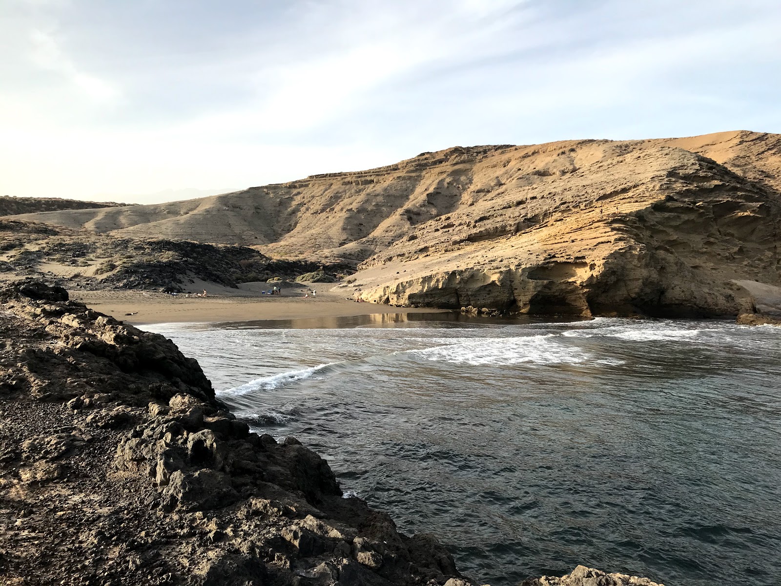 Fotografie cu Playa La Pelada cu o suprafață de apă pură albastră