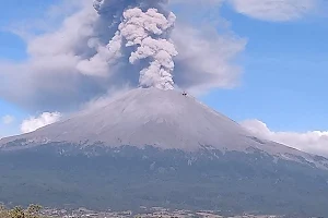 View to the volcano El Popo image