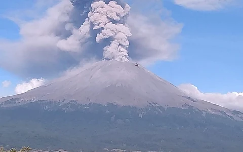 View to the volcano El Popo image