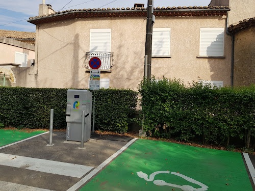 Borne de recharge de véhicules électriques RÉVÉO Charging Station Laudun-l'Ardoise