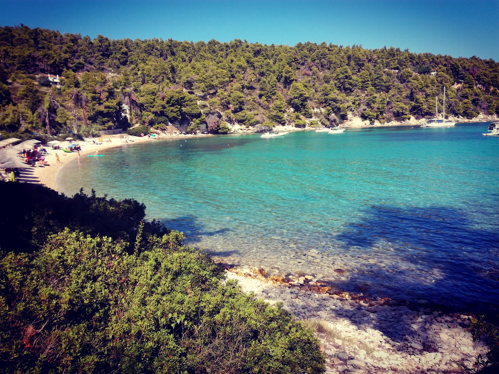 Foto di Milia beach con una superficie del acqua cristallina