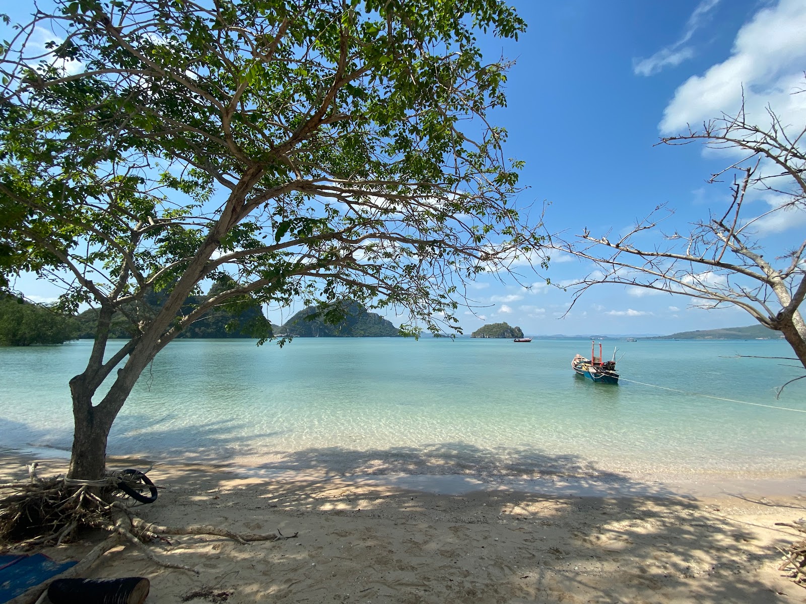 Pak Khlong Beach的照片 带有碧绿色纯水表面