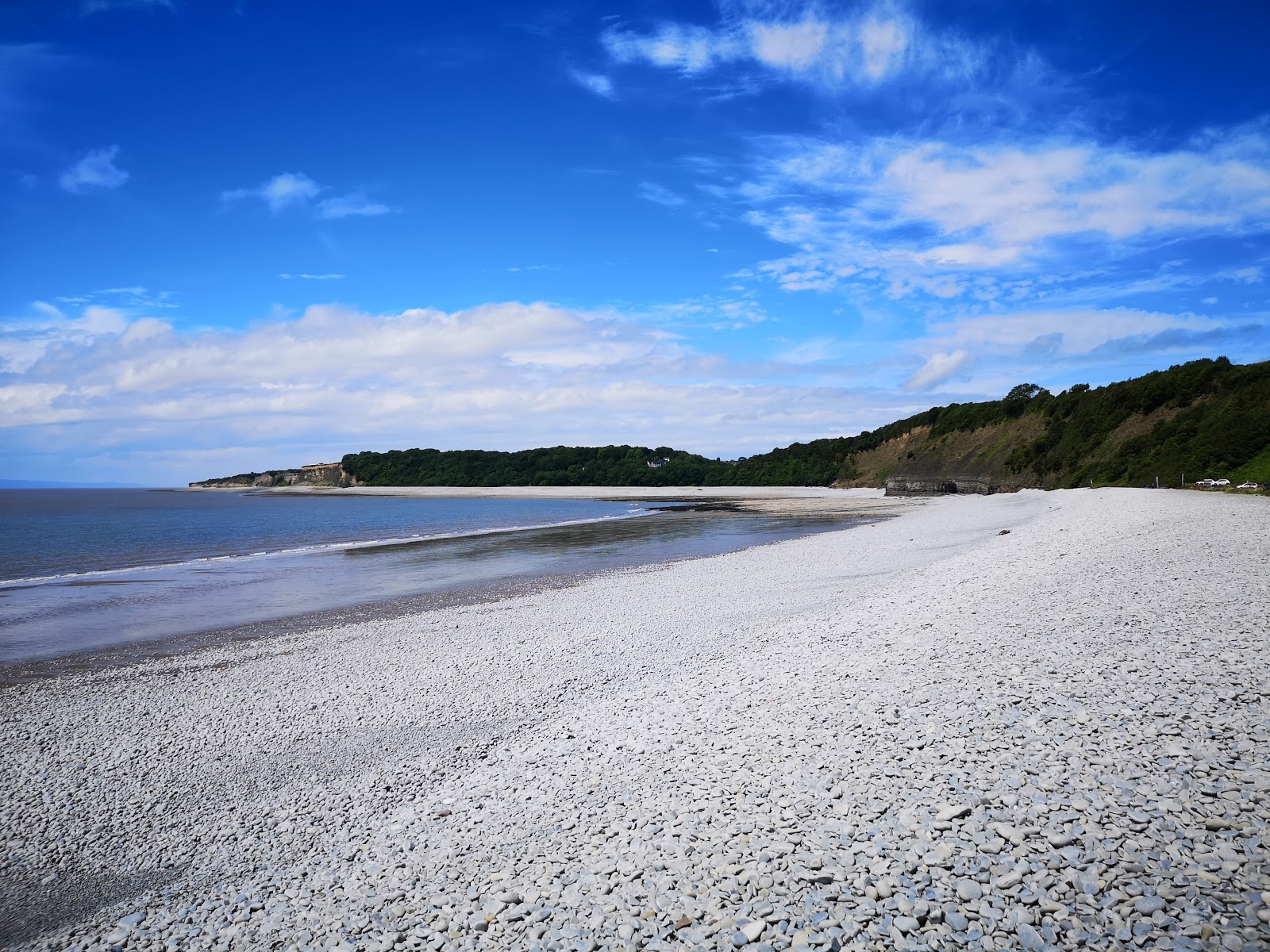 Foto av Pebble beach med grå sten yta