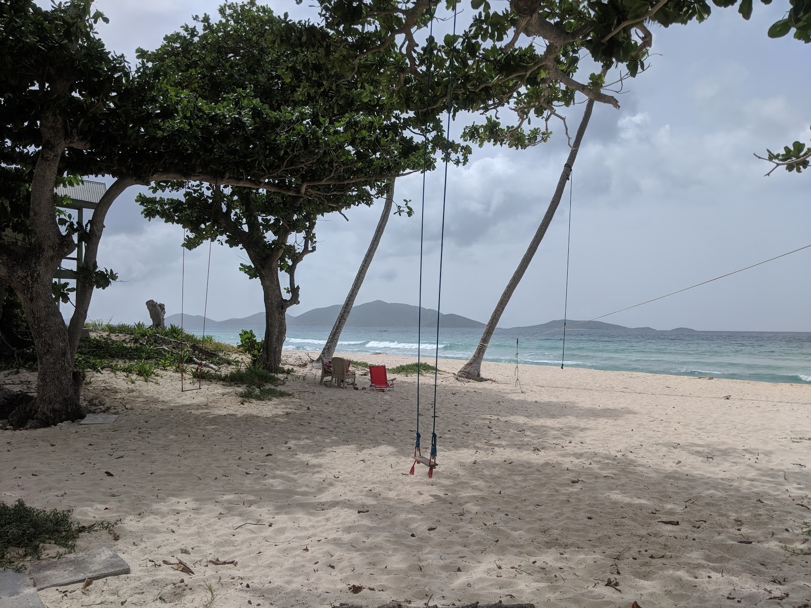 Zdjęcie Long Bay beach poparte klifami