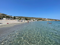 Foto von Aspous Beach von Klippen umgeben