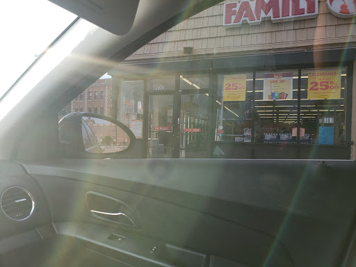 Dollar Store «FAMILY DOLLAR», reviews and photos, 930 N 27th St, Milwaukee, WI 53208, USA