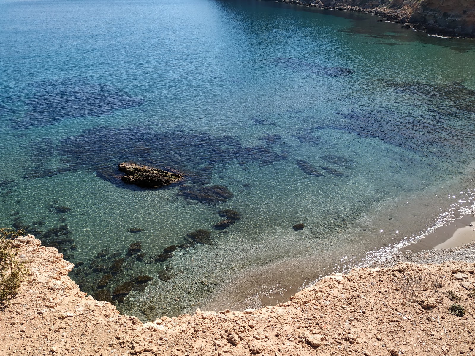 Foto von Playa Ensenada de la Fuente mit winzige bucht