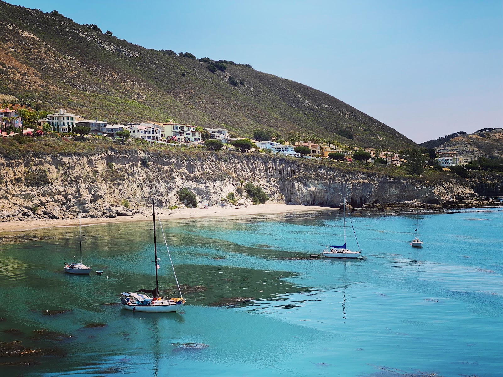 Fotografija Pirates Cove Beach z turkizna čista voda površino