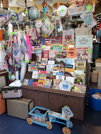 Thrift Store «Rag & Bone Thrift Shop», reviews and photos, 1011 7th Ave, Seaside, OR 97138, USA