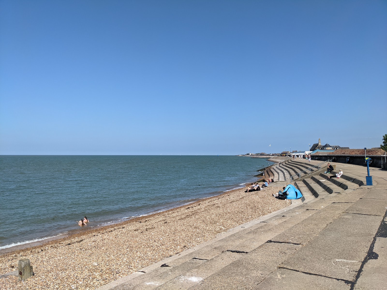 Foto di Spiaggia di Sheerness con una superficie del ciottoli beige
