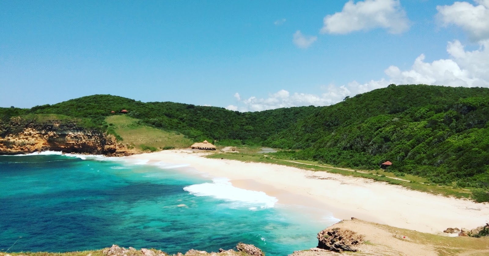 Zdjęcie Bilasayak Beach otoczony górami