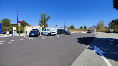 Borne de recharge de véhicules électriques IONITY Station de recharge Salles-d'Aude
