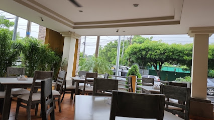 Summer Bar y Restaurante - 4PGP+MVG, Los robles de donde fue el chaman una cuadra arriba, Managua 10000, Nicaragua