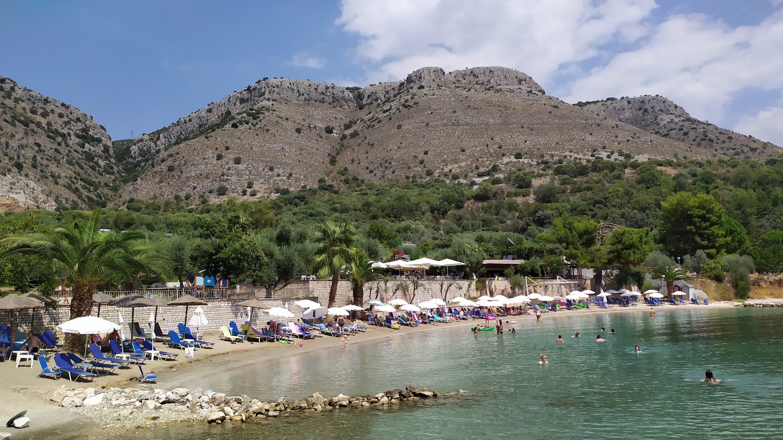 Foto av Plataria beach med turkos rent vatten yta