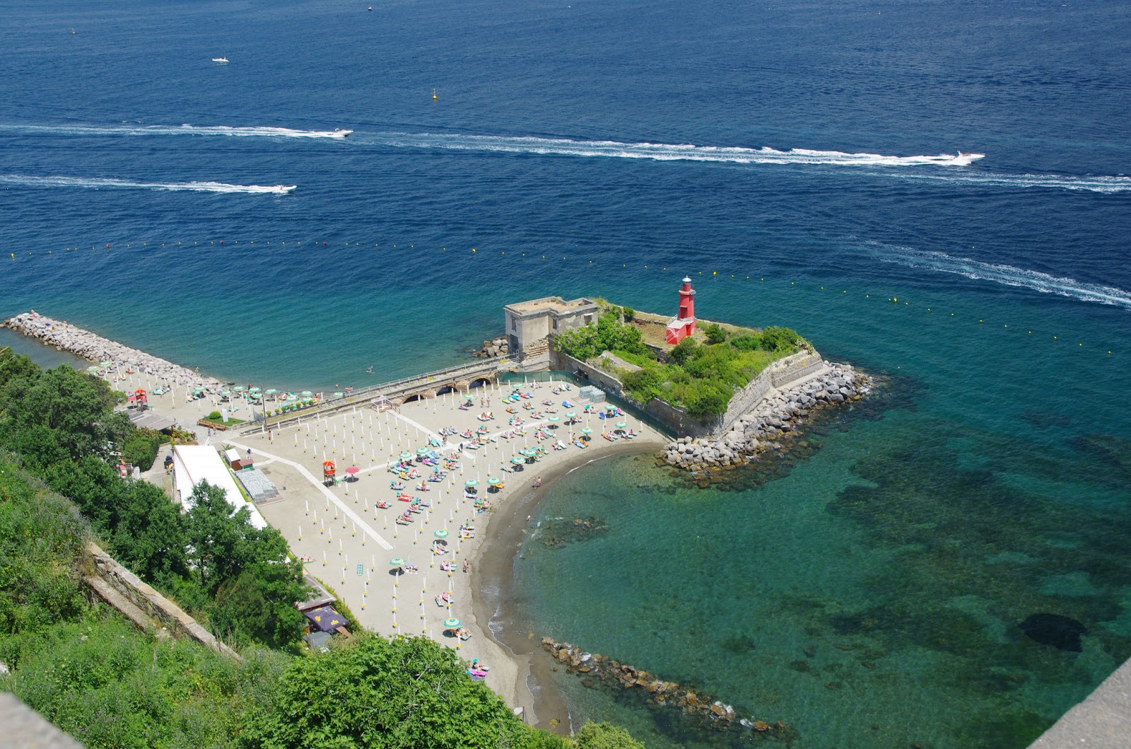 Zdjęcie Spiaggia del Castello di Baia z powierzchnią brązowy piasek