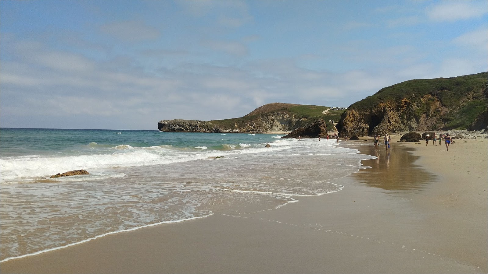 Photo de Playa de Gerra avec l'eau cristalline de surface