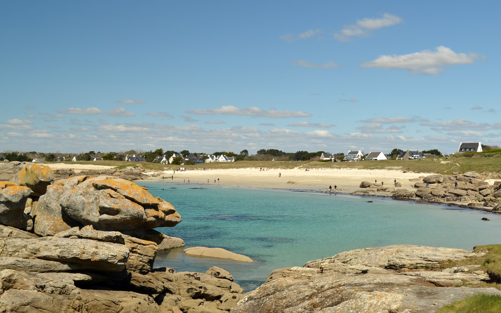 Plage de Feunteunodou的照片 带有灰色细沙表面