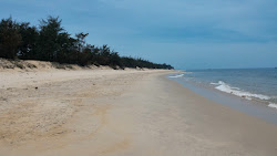 Photo de Thuan Hai Beach avec rivage droit, long