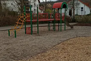 Spielplatz mit Schaukeln und Rutsche K.-Adenauerstr/Buchenweg image