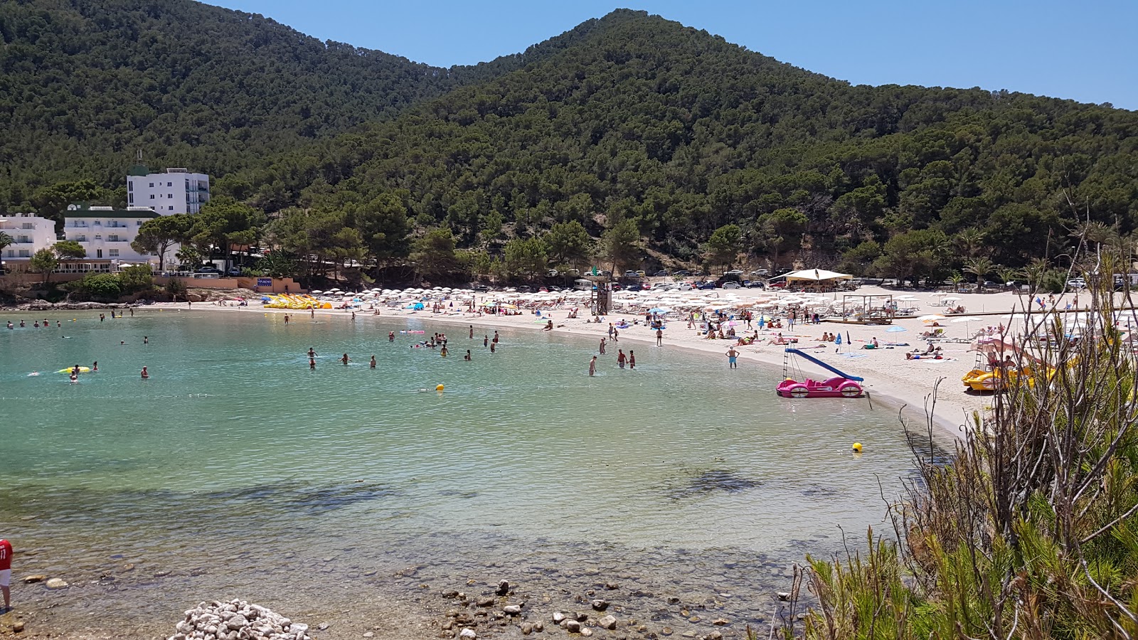 Cala Llonga Plajı'in fotoğrafı geniş ile birlikte