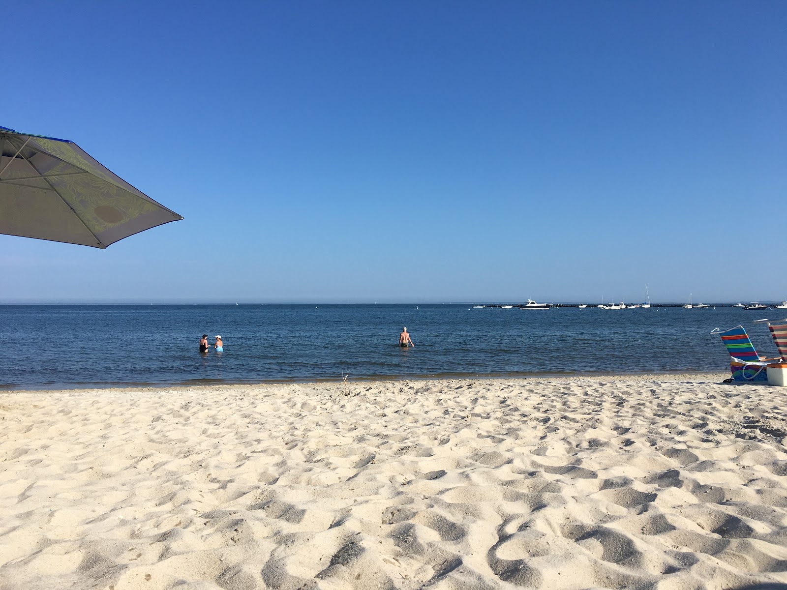 Foto von Round Hill Town Beach mit beiger sand Oberfläche