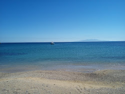 Frangias beach'in fotoğrafı uçurumlarla desteklenmiş