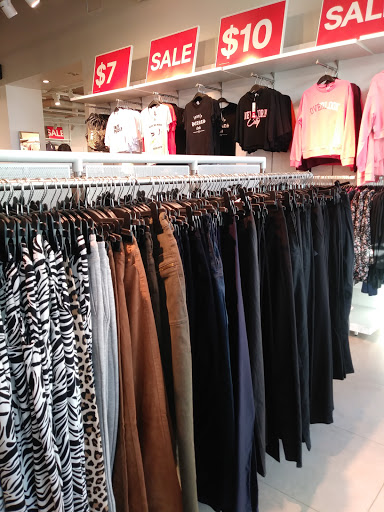 Clothing Store «H&M», reviews and photos, 37 Aquarium Way, Long Beach, CA 90802, USA