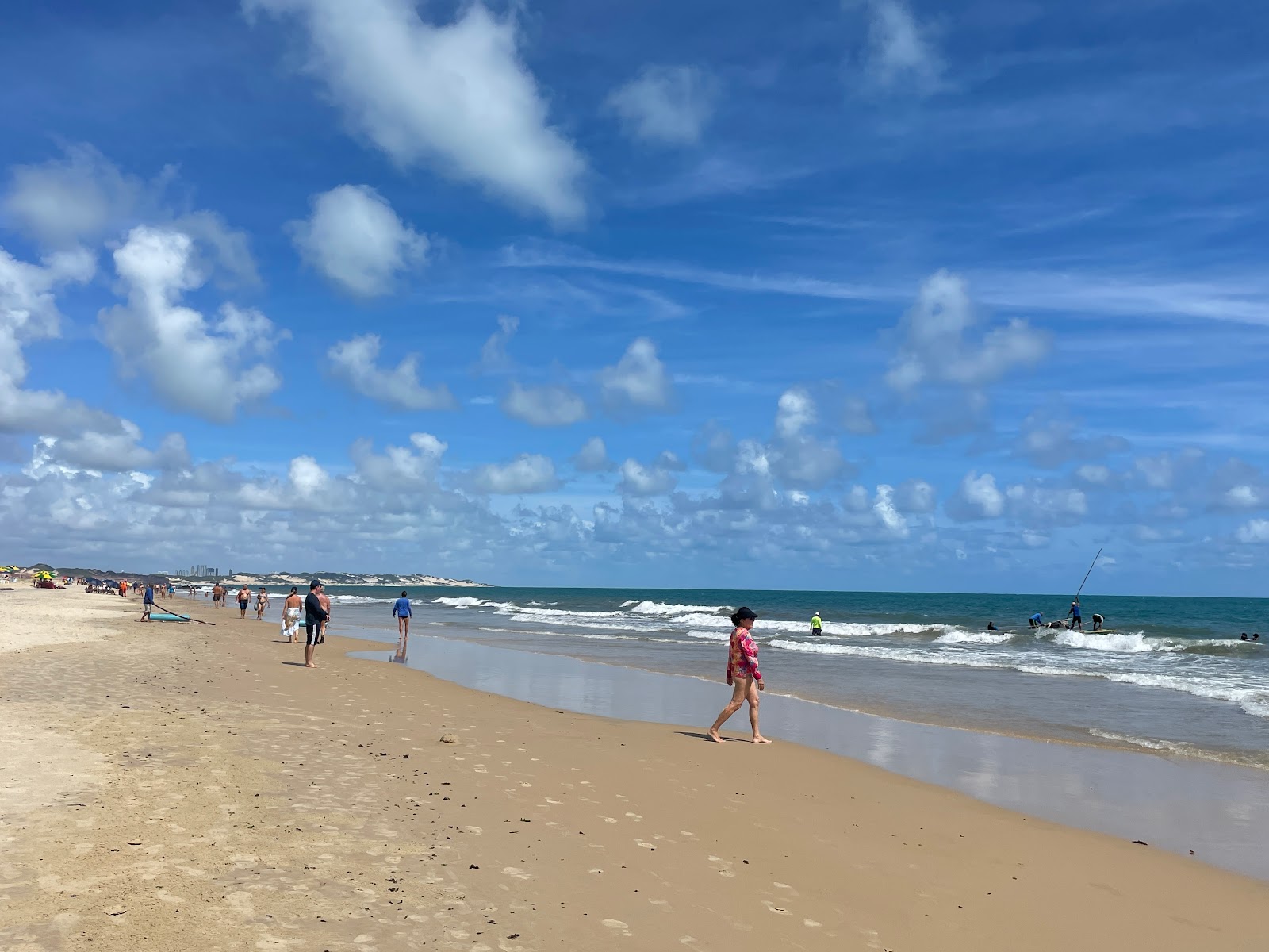 Photo de Plage de Pirangi Do Norte avec sable lumineux de surface