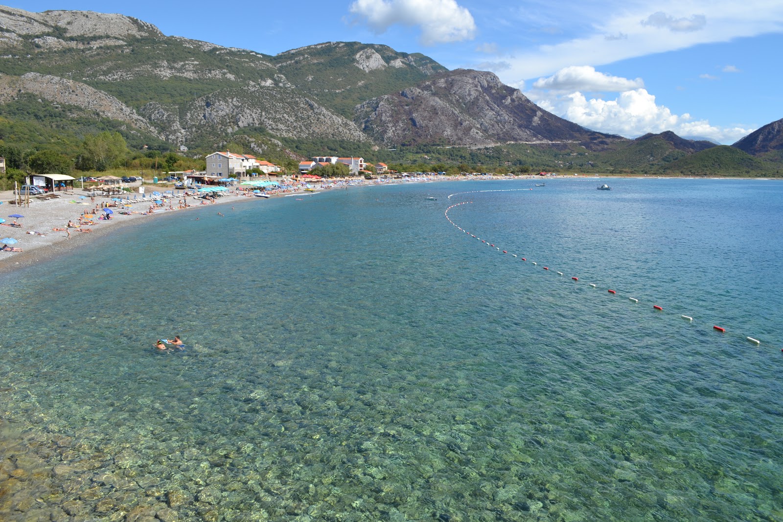 Fotografie cu Buljarica beach cu nivelul de curățenie in medie