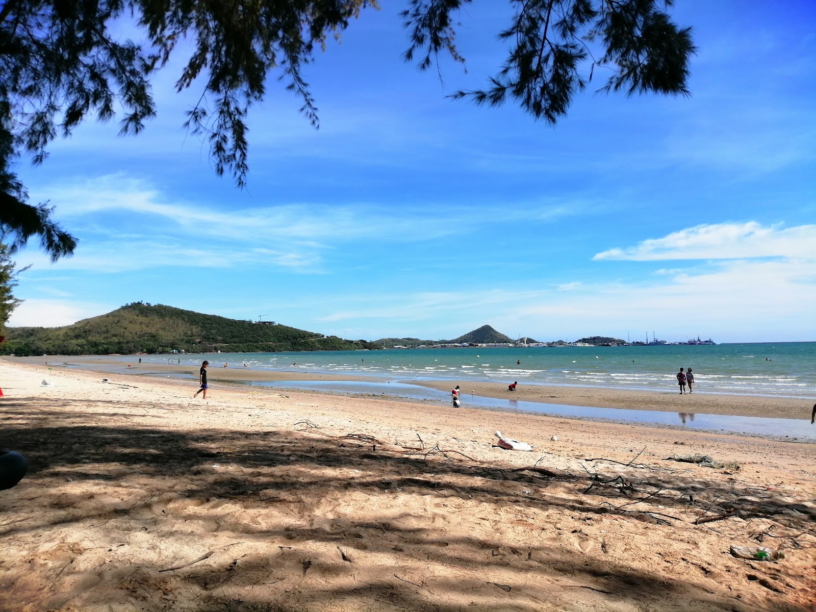 Foto av Dongtan beach med beige sand och småsten yta