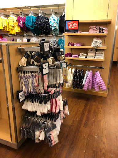 Clothing Store «Gap Outlet», reviews and photos, 100 Premium Outlets Blvd #100, Hagerstown, MD 21740, USA