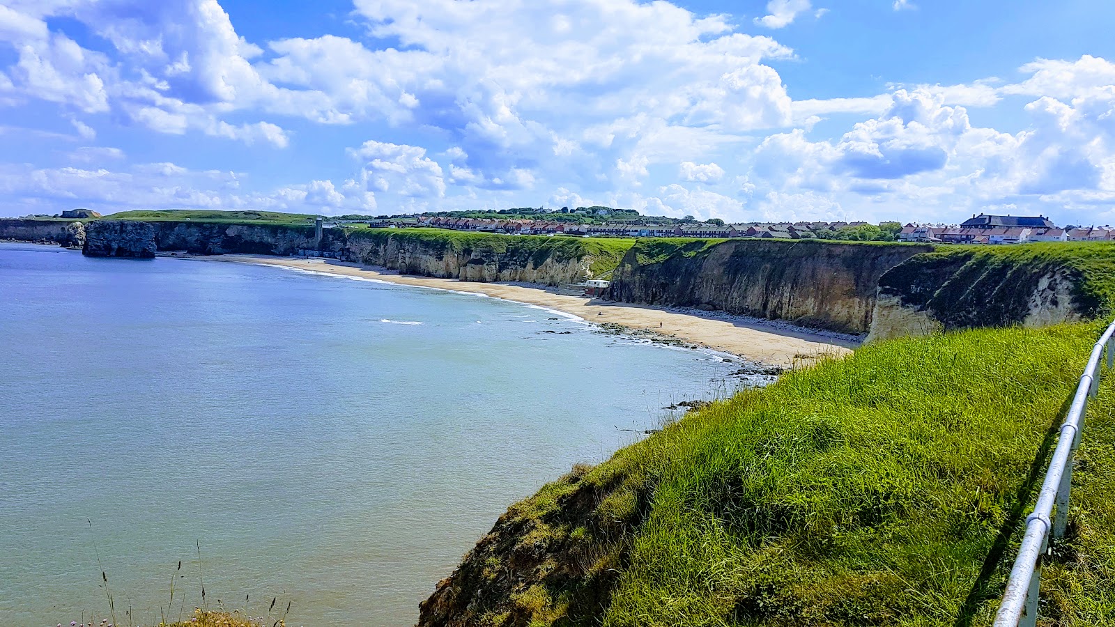 Foto af Marsden strand med rummelig kyst