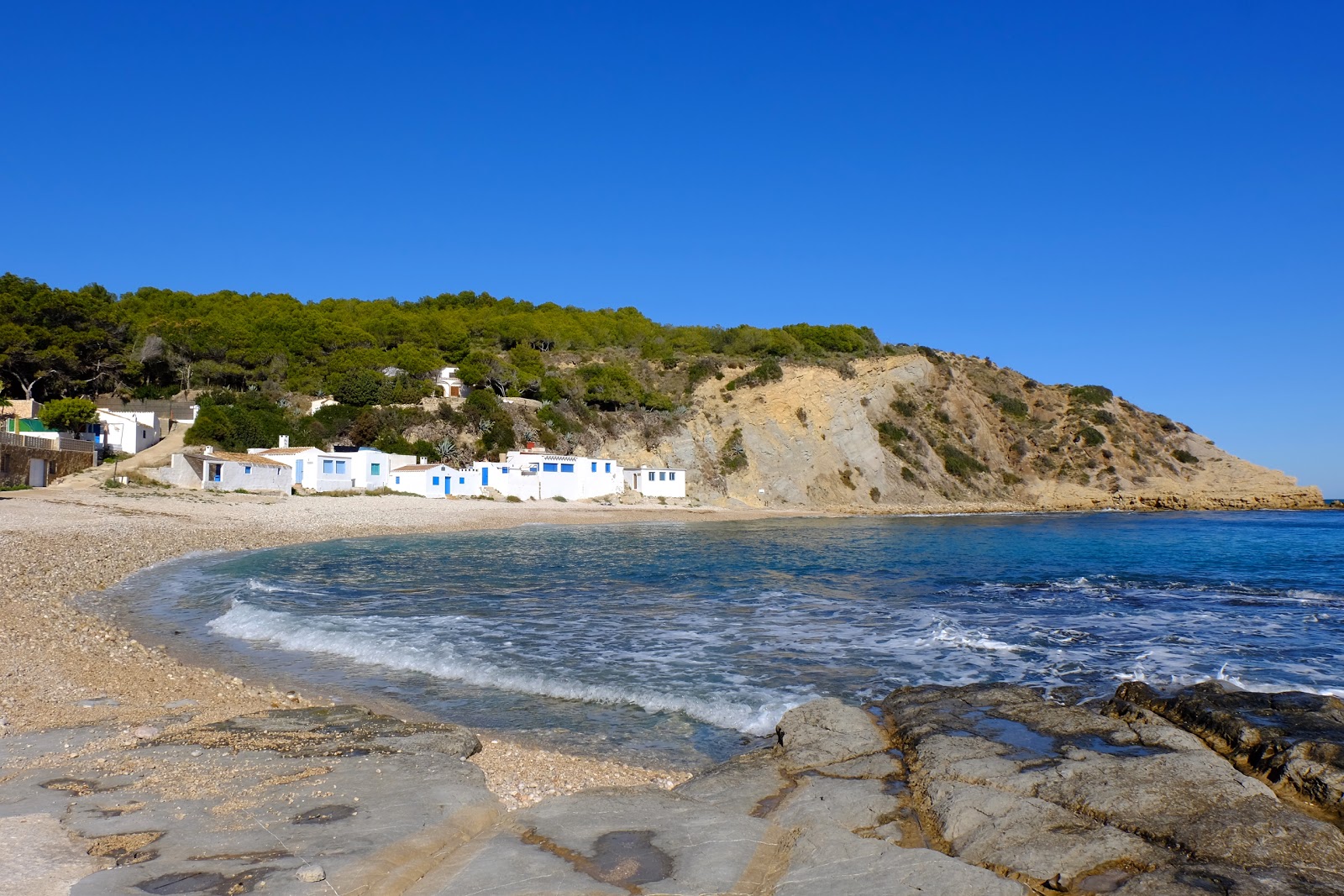 Foto av Cala Barraca med lätt sten yta