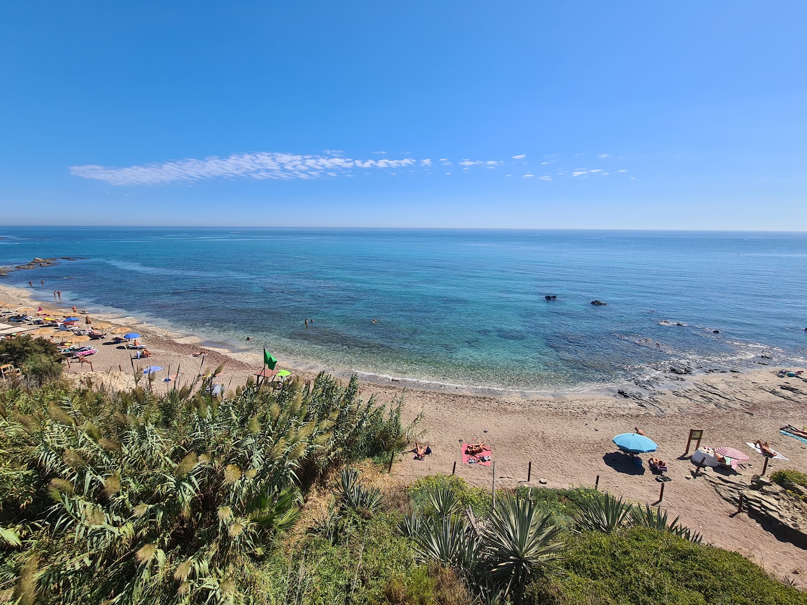 Foto von Playa Naturista de Playamarina mit grauer sand & kiesel Oberfläche