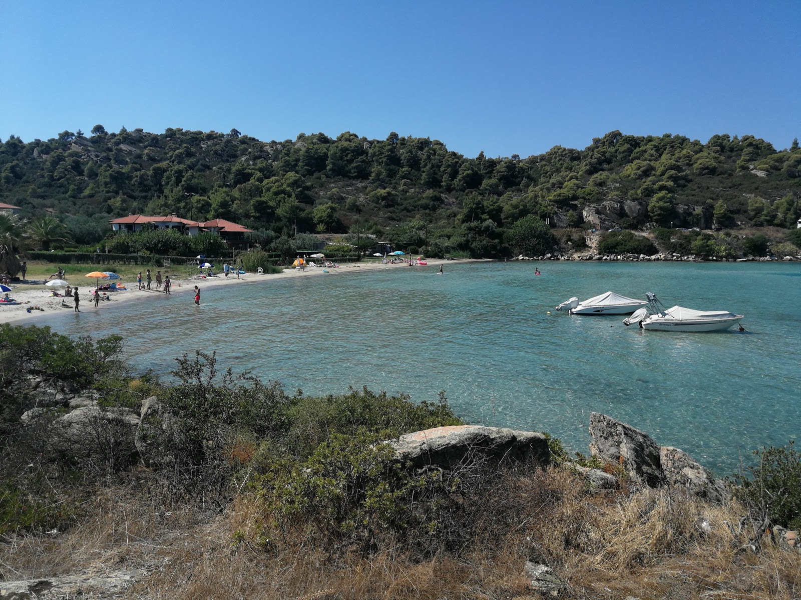 Foto de Latoura beach con parcialmente limpio nivel de limpieza