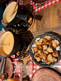 Fondue du Restaurant servant de la raclette O chalet savoyard meaux - n°2