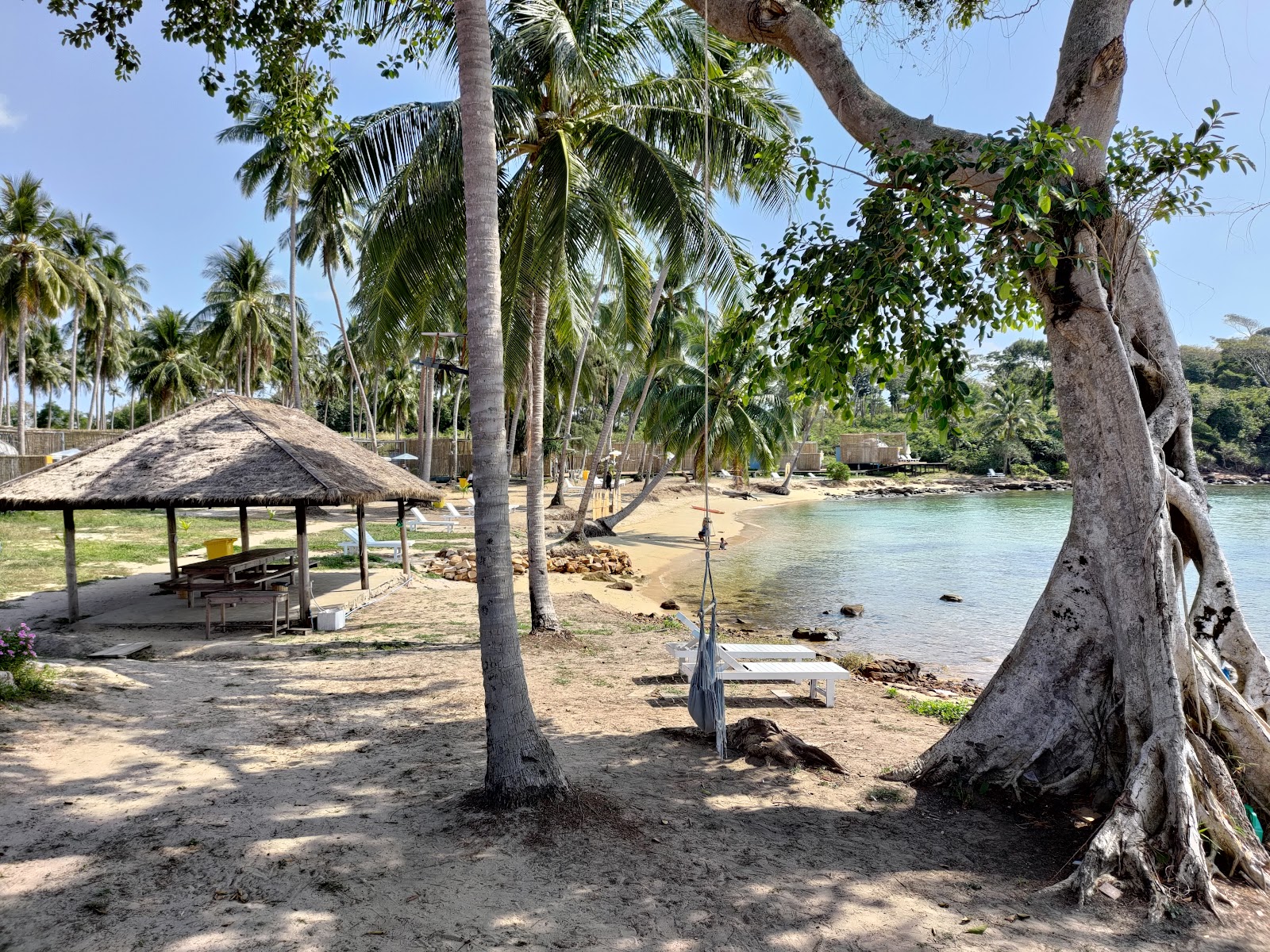 Foto de Koh Sdach beach com areia brilhante superfície