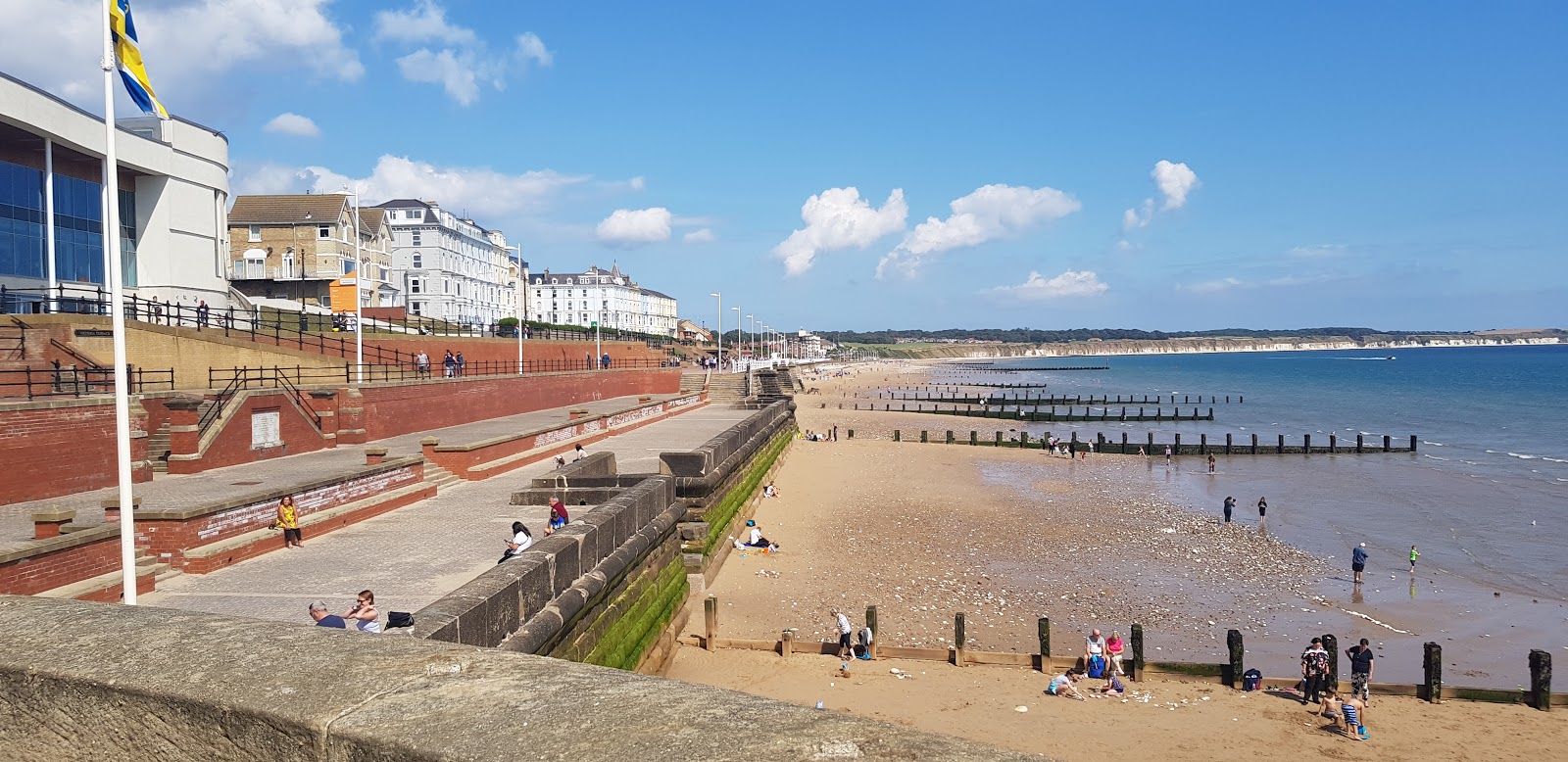 Photo de Bridlington beach avec l'eau bleu de surface