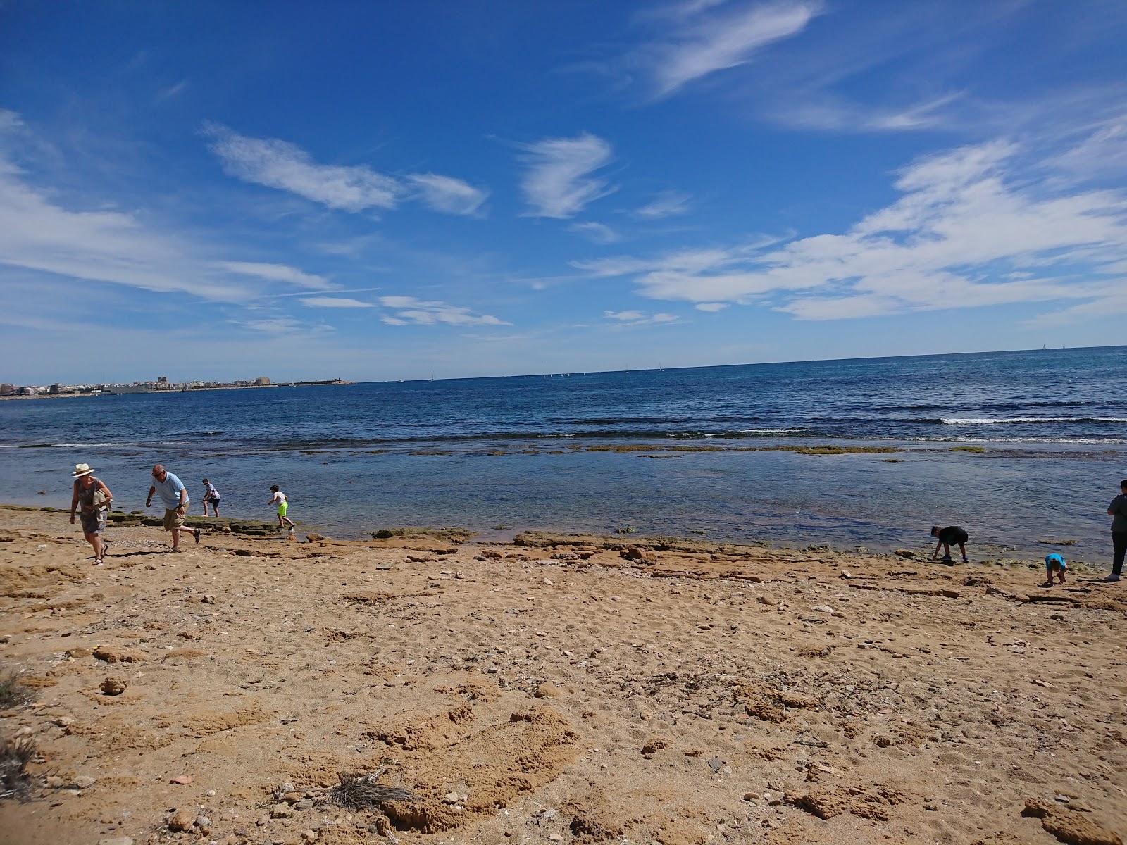 Foto di Playa Torrevieja con una superficie del terreno roccioso