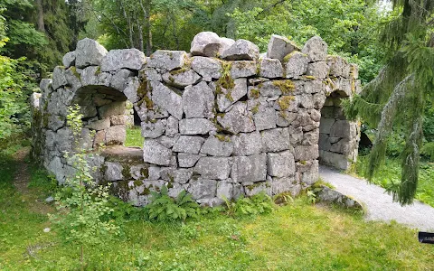 Hämeenlinna city park ruins image