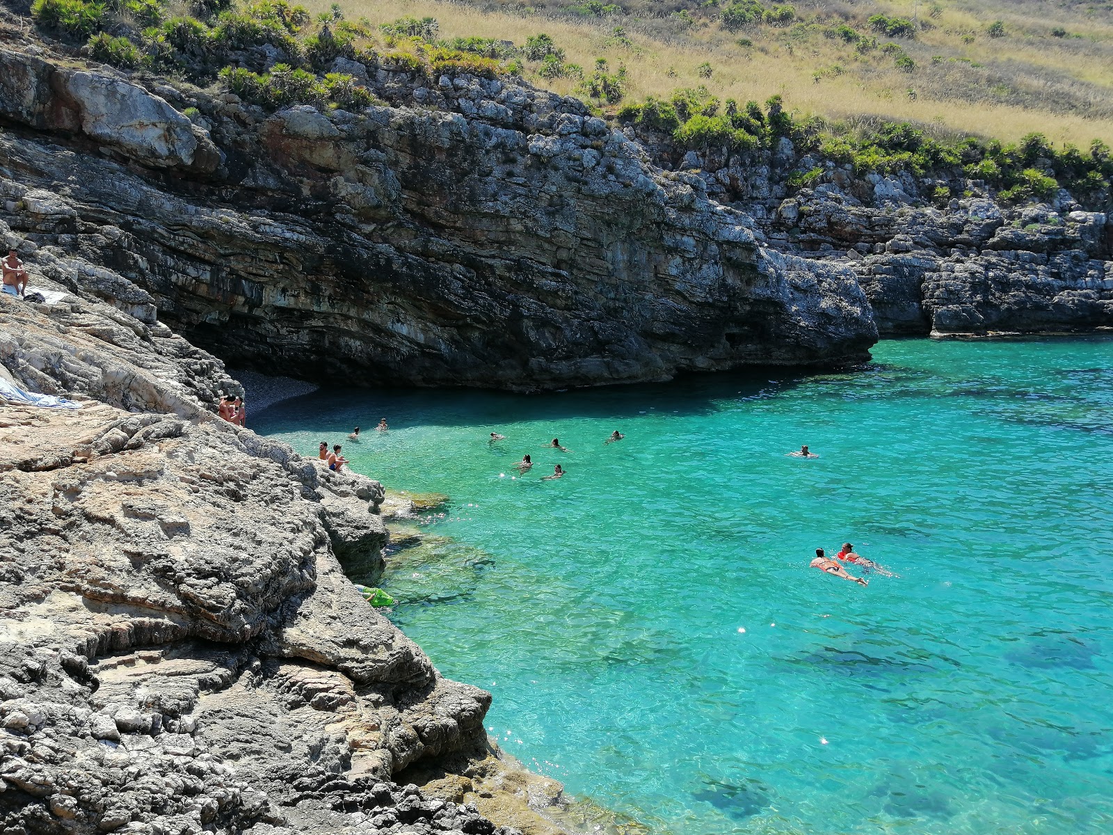 Foto di Cala Marinella con una superficie del rocky shore