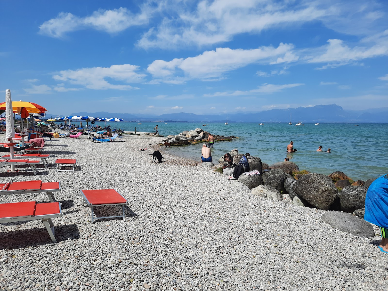 Valokuva Spiaggia Peschieraista. pinnalla harmaa hieno pikkukivi:n kanssa