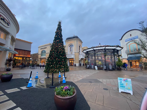 Shopping Mall «Bridgeport Village», reviews and photos, 7455 SW Bridgeport Rd, Tigard, OR 97224, USA