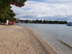 Pirovac beach'in fotoğrafı - rahatlamayı sevenler arasında popüler bir yer