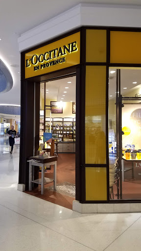 Shopping Mall «Beverly Center», reviews and photos, 8500 Beverly Blvd, Los Angeles, CA 90048, USA