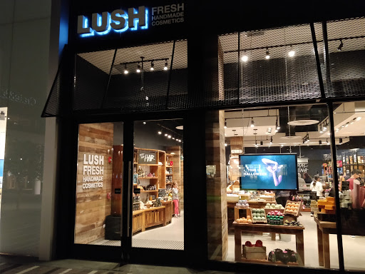 Cosmetics Store «LUSH Fresh Handmade Cosmetics», reviews and photos, 51 Oakbrook Center, Oak Brook, IL 60523, USA